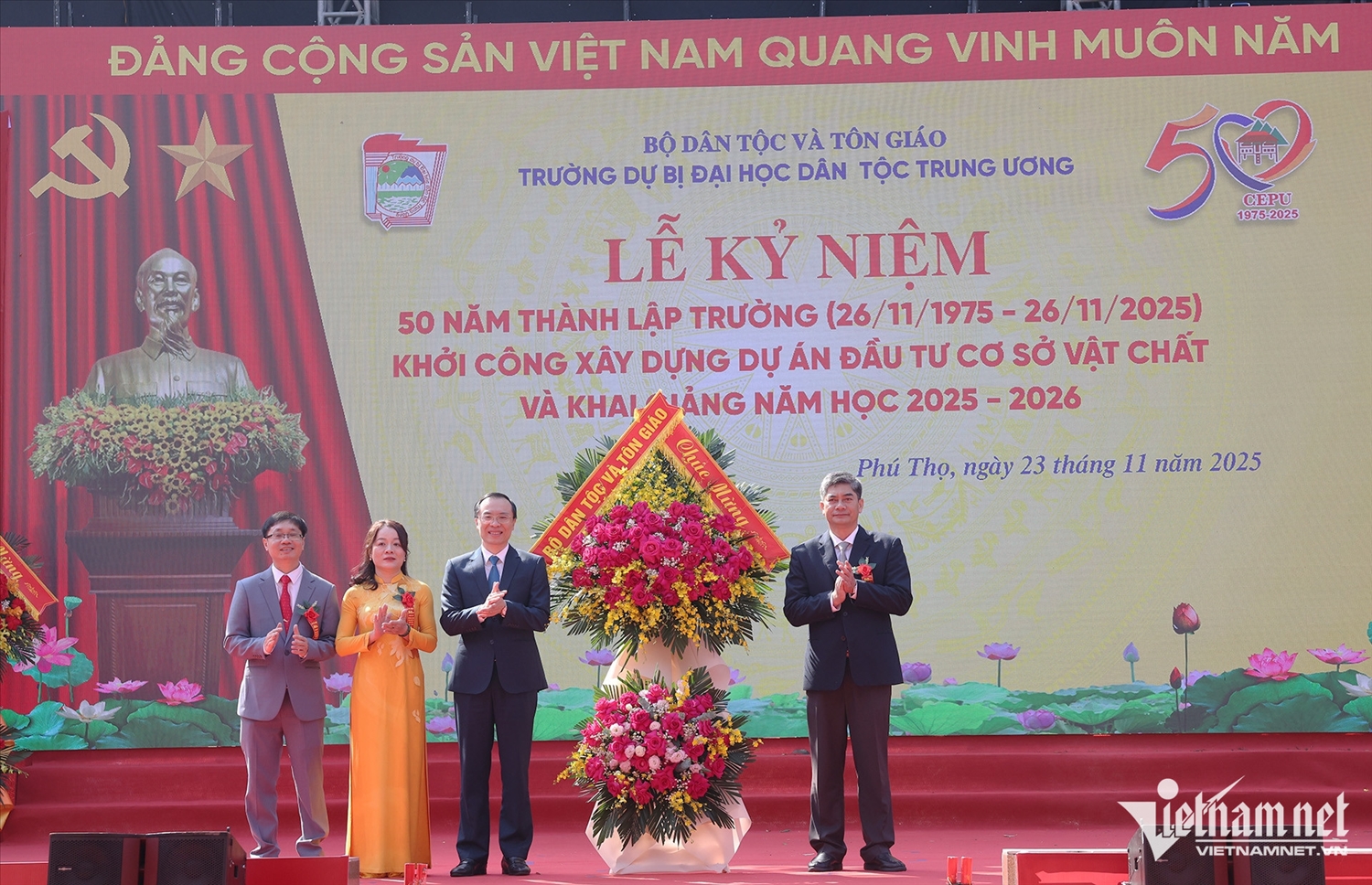 Thứ trưởng Bộ Dân tộc và Tôn giáo Y Vinh Tơr tặng hoa chúc mừng nhà trường. Ảnh: Đức Hoàng