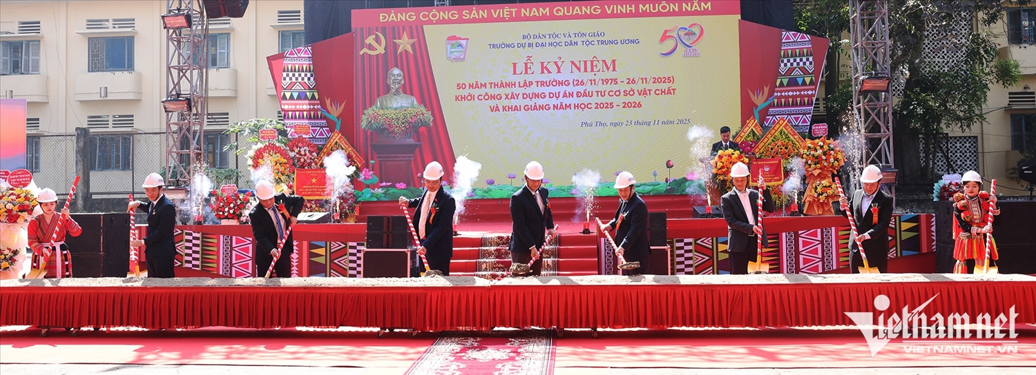 Các đại biểu của Bộ Dân tộc và Tôn giáo, nhà trường và đại diện học sinh thực hiện nghi lễ khởi công Dự án đầu tư cơ sở vật chất trường Dự bị Đại học Dân tộc Trung ương