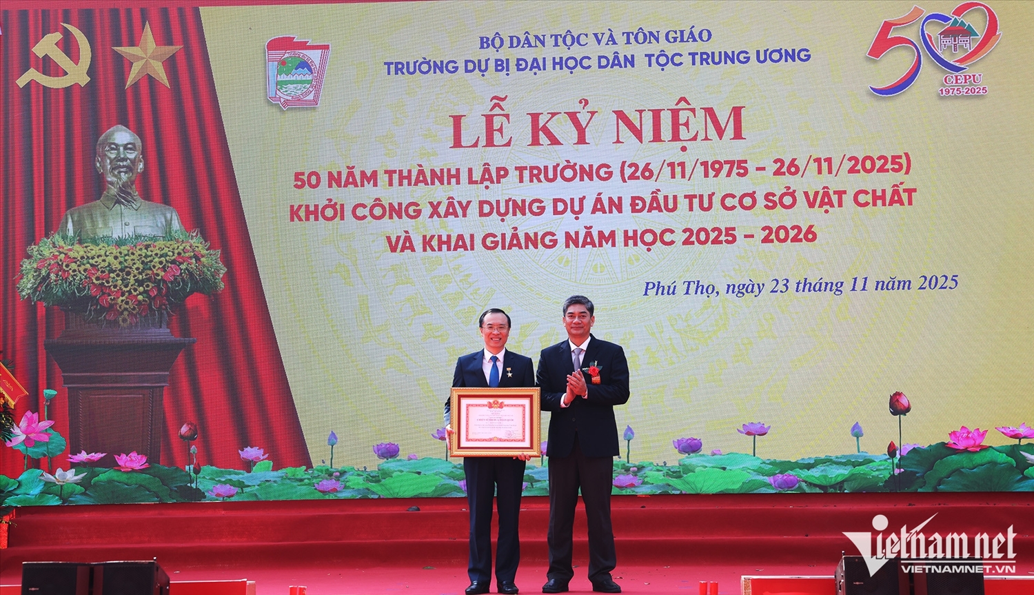 Thứ trưởng Y Vinh Tơr tặng danh hiệu Chiến sĩ thi đua toàn quốc cho ông Nguyễn Tuấn Anh - Hiệu trưởng Trường Dự bị Đại học Dân tộc Trung ương. Ảnh: Đức Hoàng