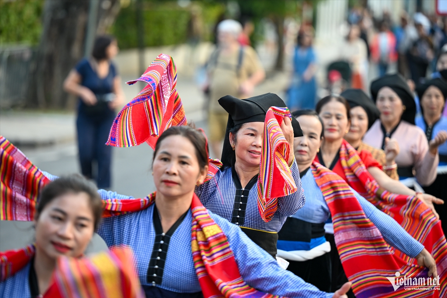 Tiếng cồng chiêng người Mường vang dội trên phố đi bộ hồ Hoàn Kiếm 8