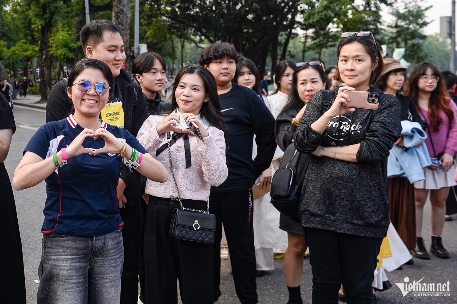 Tiếng cồng chiêng người Mường vang dội trên phố đi bộ hồ Hoàn Kiếm 12