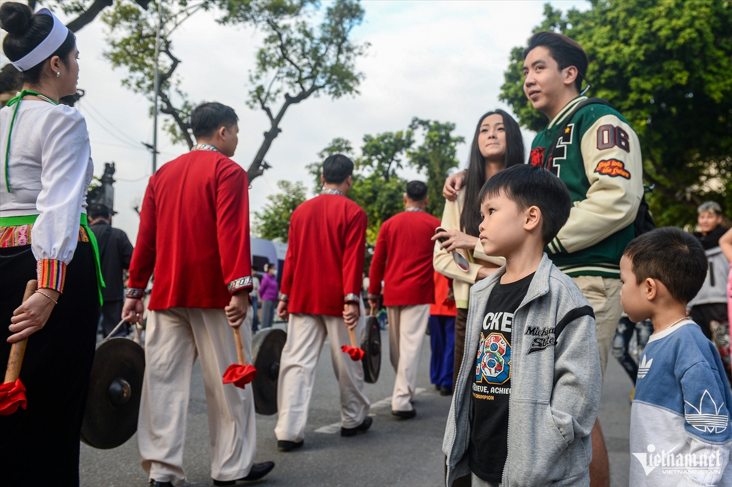 Tiếng cồng chiêng người Mường vang dội trên phố đi bộ hồ Hoàn Kiếm 11