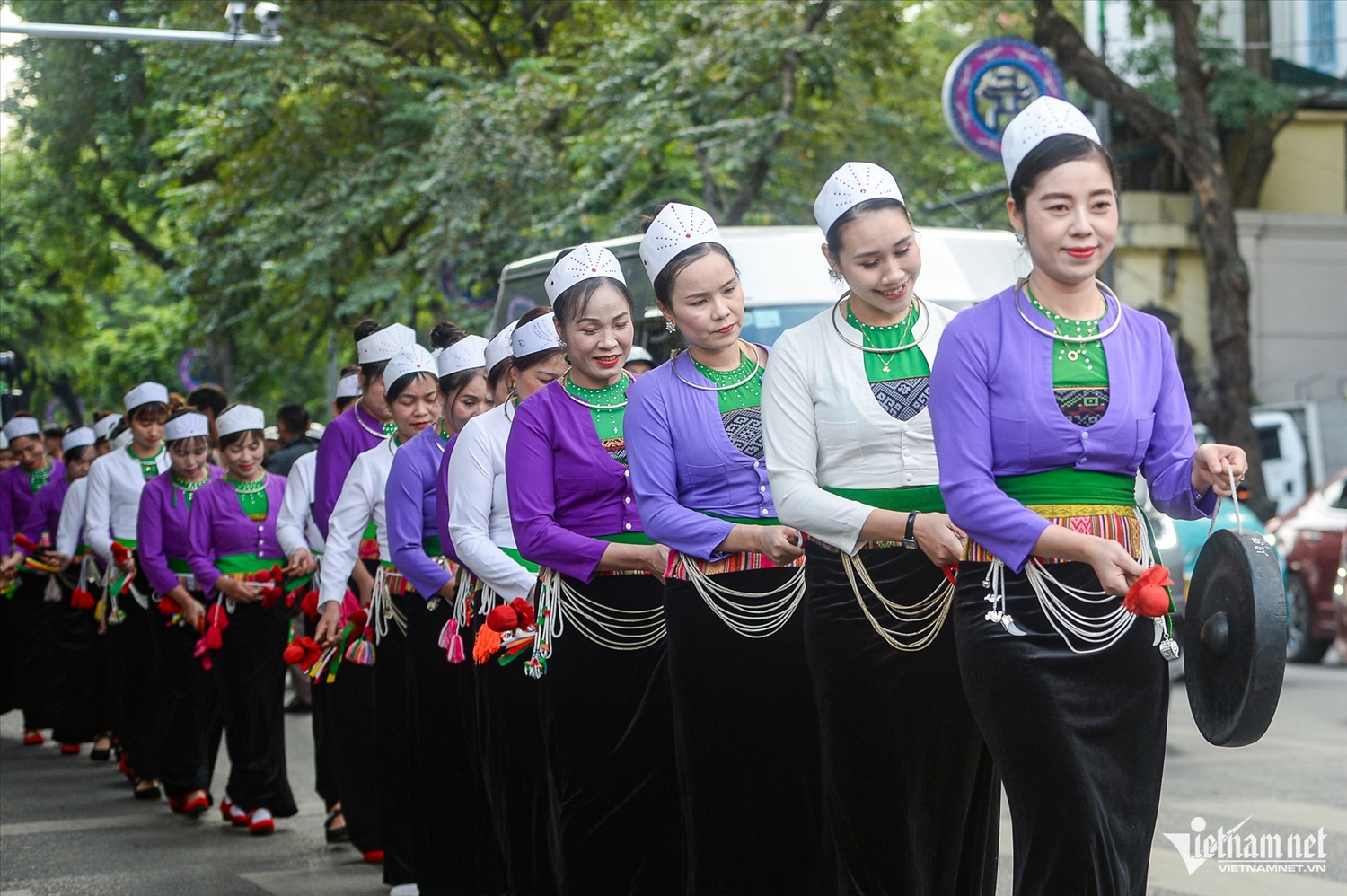 Tiếng cồng chiêng người Mường vang dội trên phố đi bộ hồ Hoàn Kiếm 2