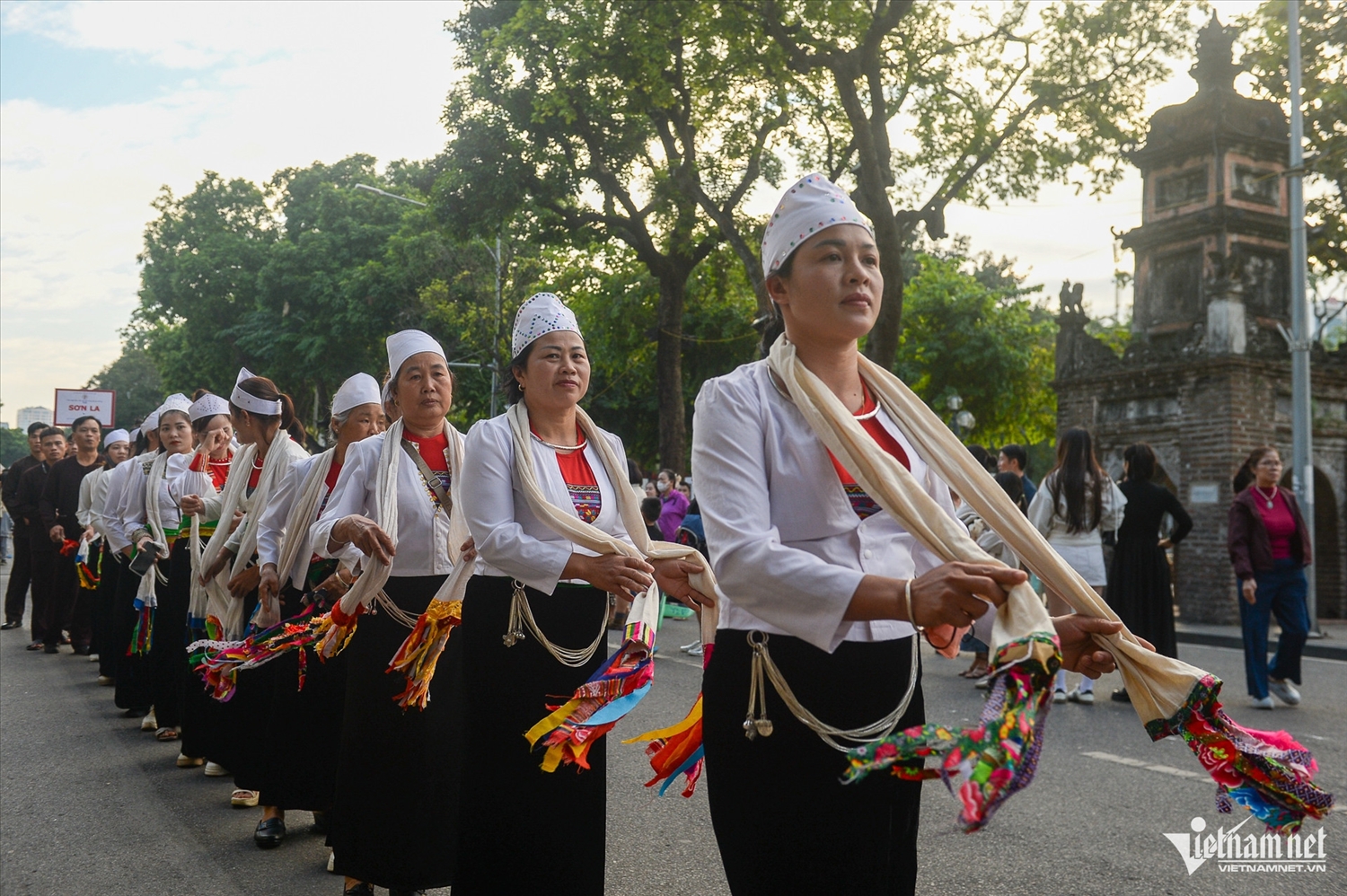 Tiếng cồng chiêng người Mường vang dội trên phố đi bộ hồ Hoàn Kiếm 4