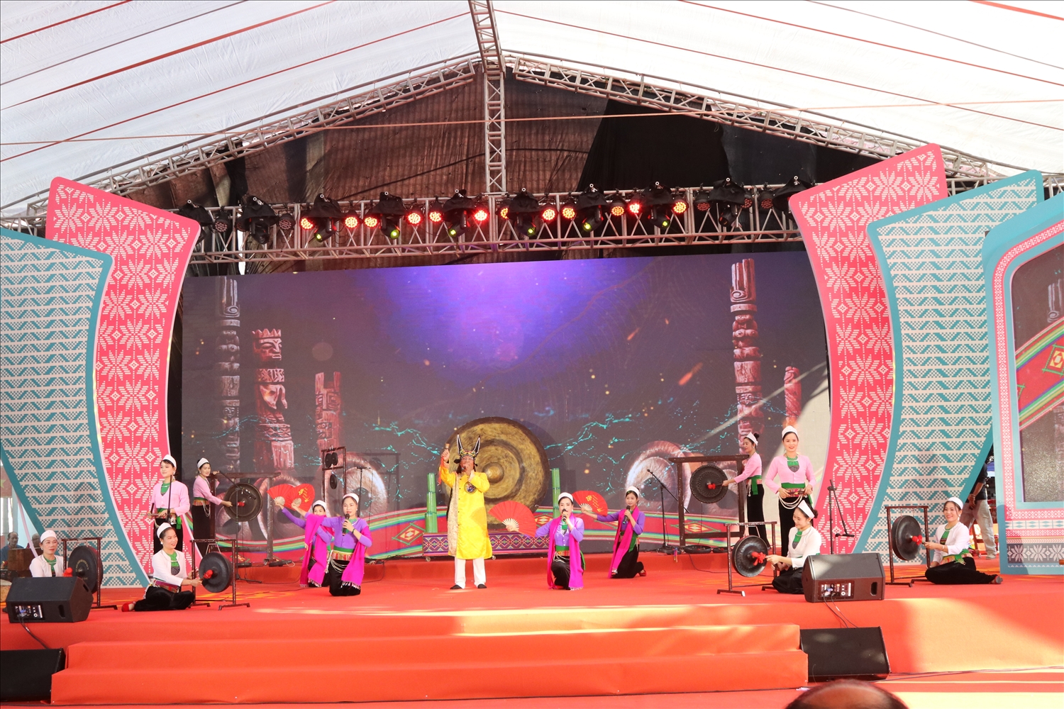 Màn biểu diễn của các nghệ nhân Mường Hà Nội