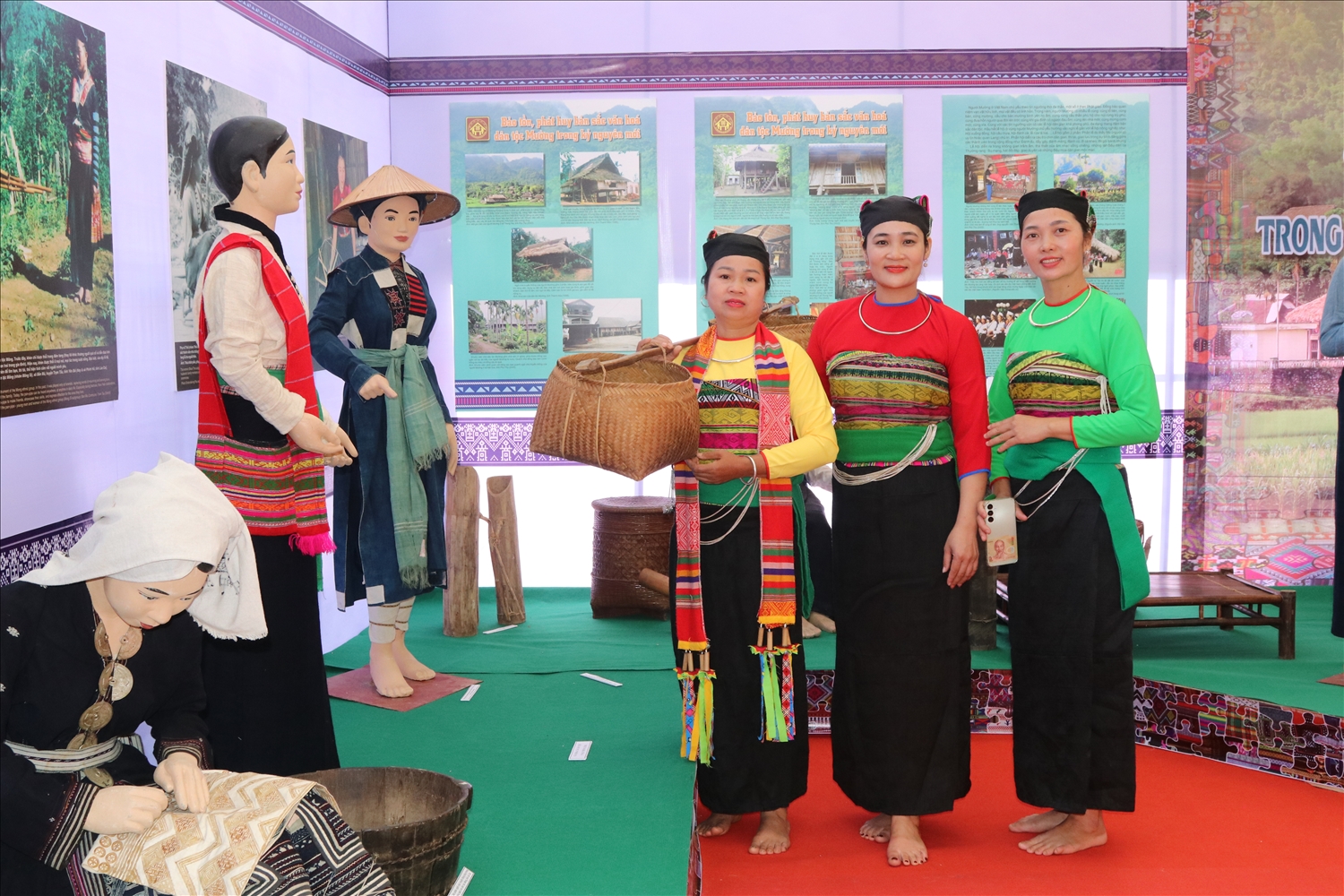 Các cô gái Mường với trang phục rực rỡ tại ngày hội