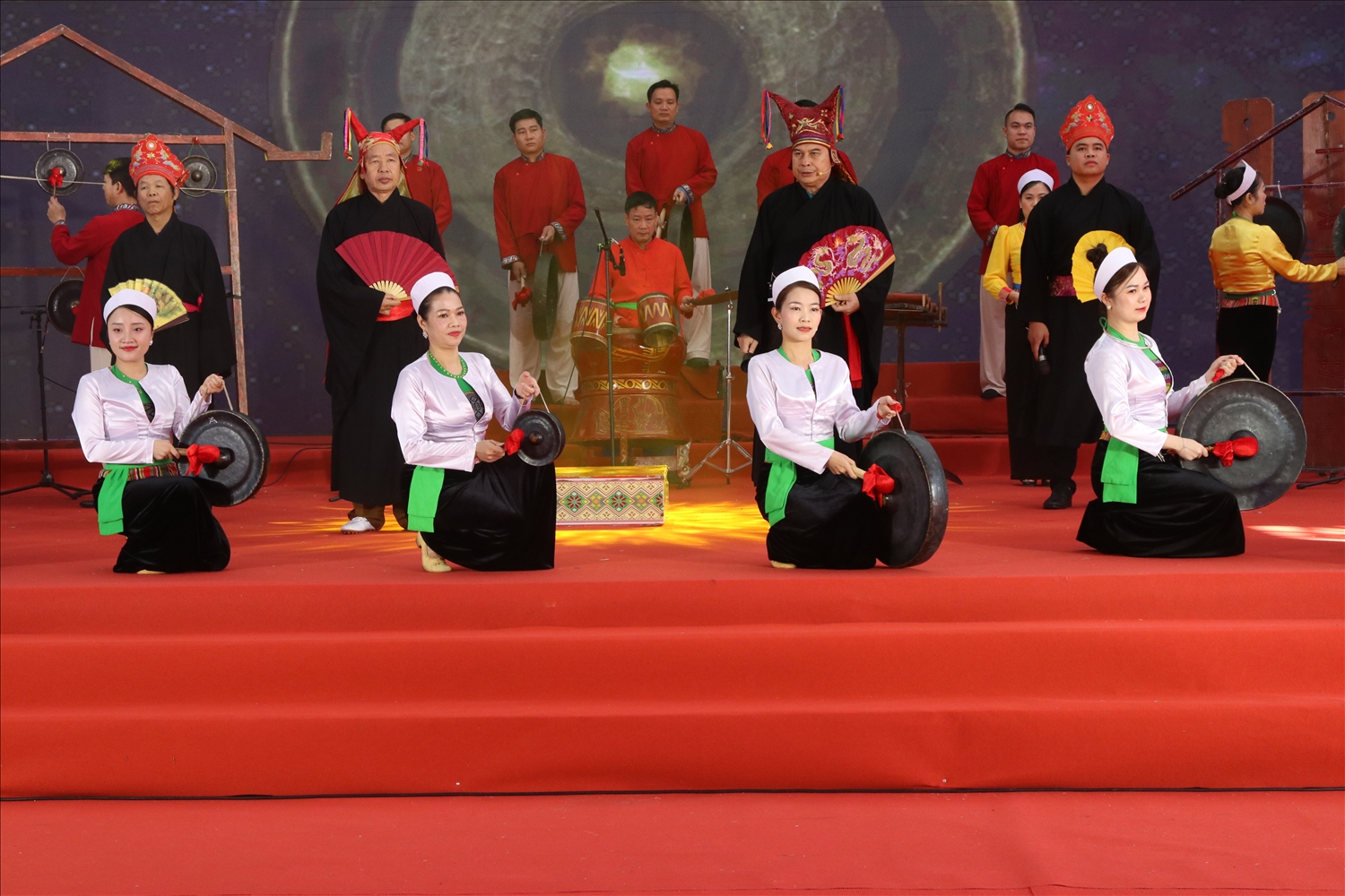 Màn biểu diễn chiêng Mường của các nghệ nhân đến từ tỉnh Phú Thọ