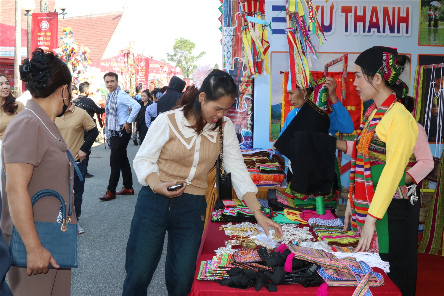 Du khách được tìm hiểu bản sắc văn hoá độc đáo của đồng bào Mường