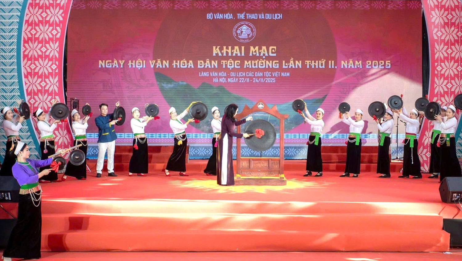 Thứ trưởng Bộ Văn hoá Thể thao và Du lịch, Trịnh Thị Thuỷ đánh trống khai mạc Ngày hội