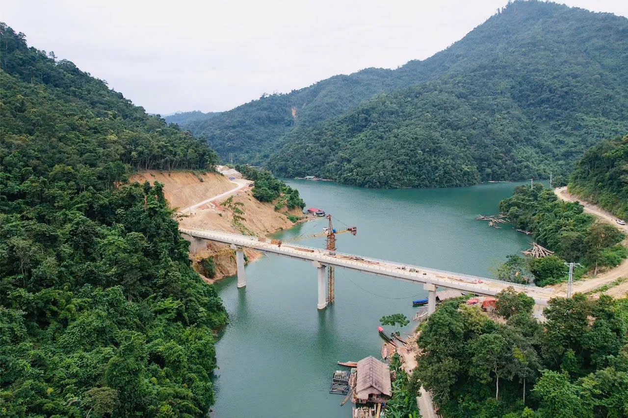 Cầu Chà Là 2, xã Hữu Khuông - thuộc Dự án mở đường vào các xã vùng lòng hồ Thủy điện Bản Vẽ sẽ góp phần xóa thế bế tắc của một vùng đất - Ảnh: Hồ Phương