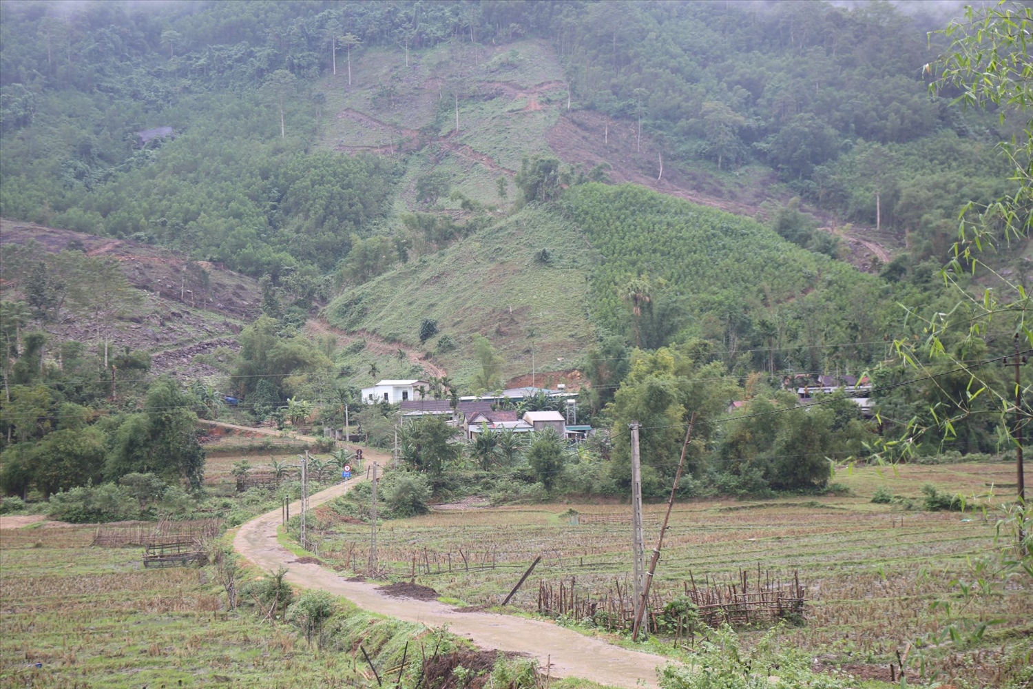 Dưới những quả đồi nham nhở, cuộc sống người dân xã Châu Lộc còn rất khó khăn