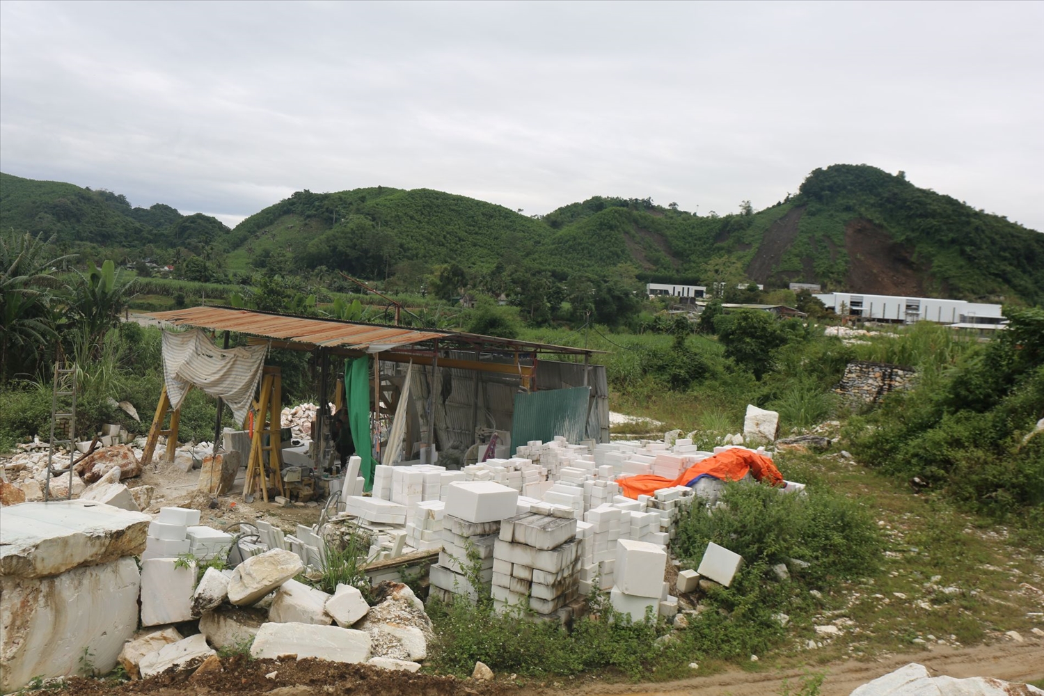 Dù sở hữu hàng chục điểm mỏ khoáng sản nhưng tỷ lệ hộ nghèo vẫn chiếm hơn 51%