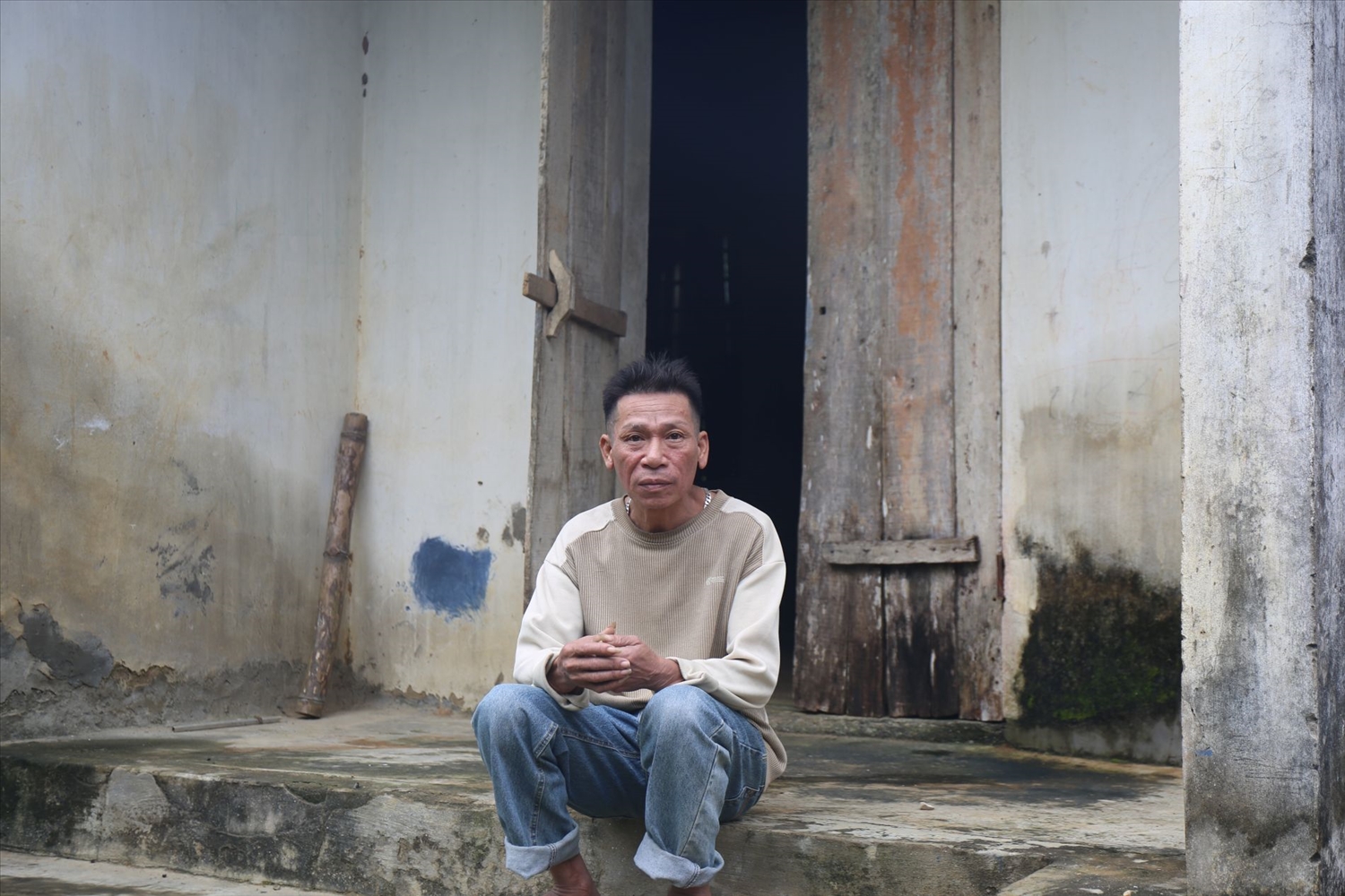 Ông Sầm Văn Chiến (50 tuổi), ở xóm Trô: Để kiếm sống, tôi đi bóc vỏ keo thuê mỗi ngày