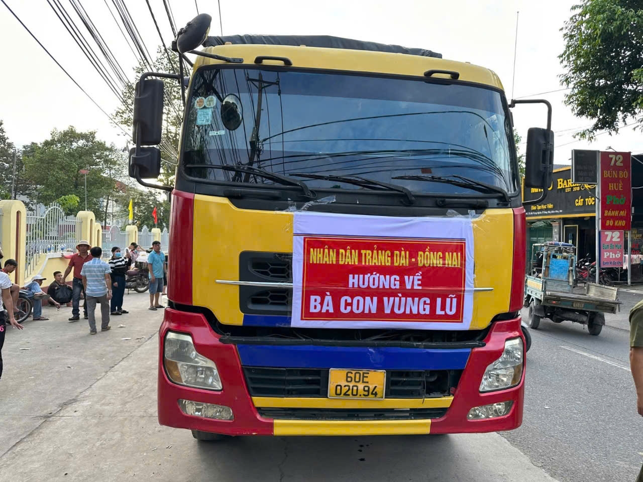 Xe cứu trợ do Công an tỉnh Đồng Nai tổ chức xuất phát vận chuyển hàng hóa, nhu yếu phẩm xuất phát hỗ trợ bà con miền Trung - Tây Nguyên khắc phục hậu quả thiên tai.