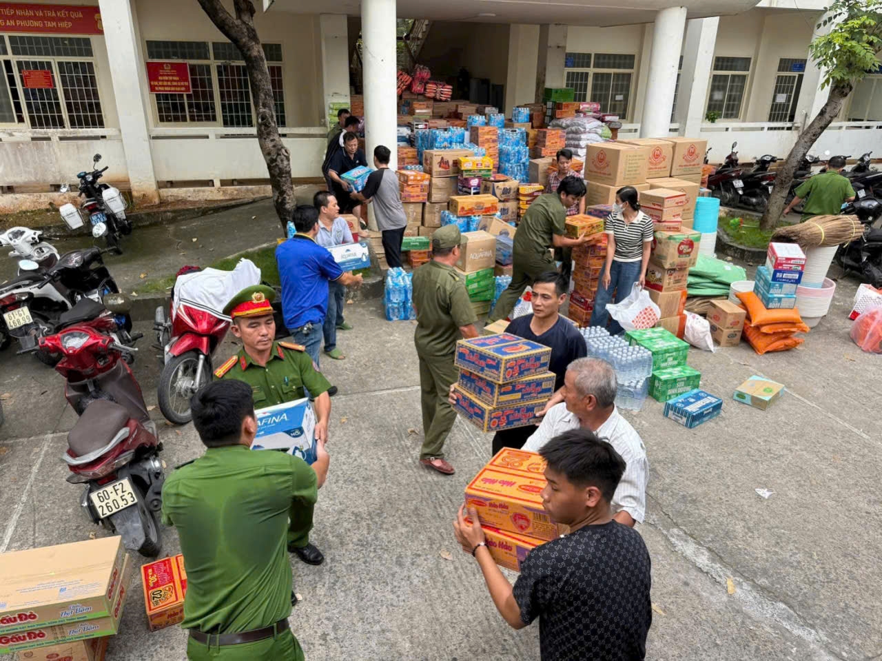 Các loại hàng hóa, nhu yếu phẩm như: gạo, mì tôm, nước uống, sữa, thuốc men, áo quần, chăn màn… của Nhân dân, phường Trấn Biên, tỉnh Đồng Nai hỗ trợ bà con miền Trung - Tây Nguyên khắc phục hậu quả thiên tai.