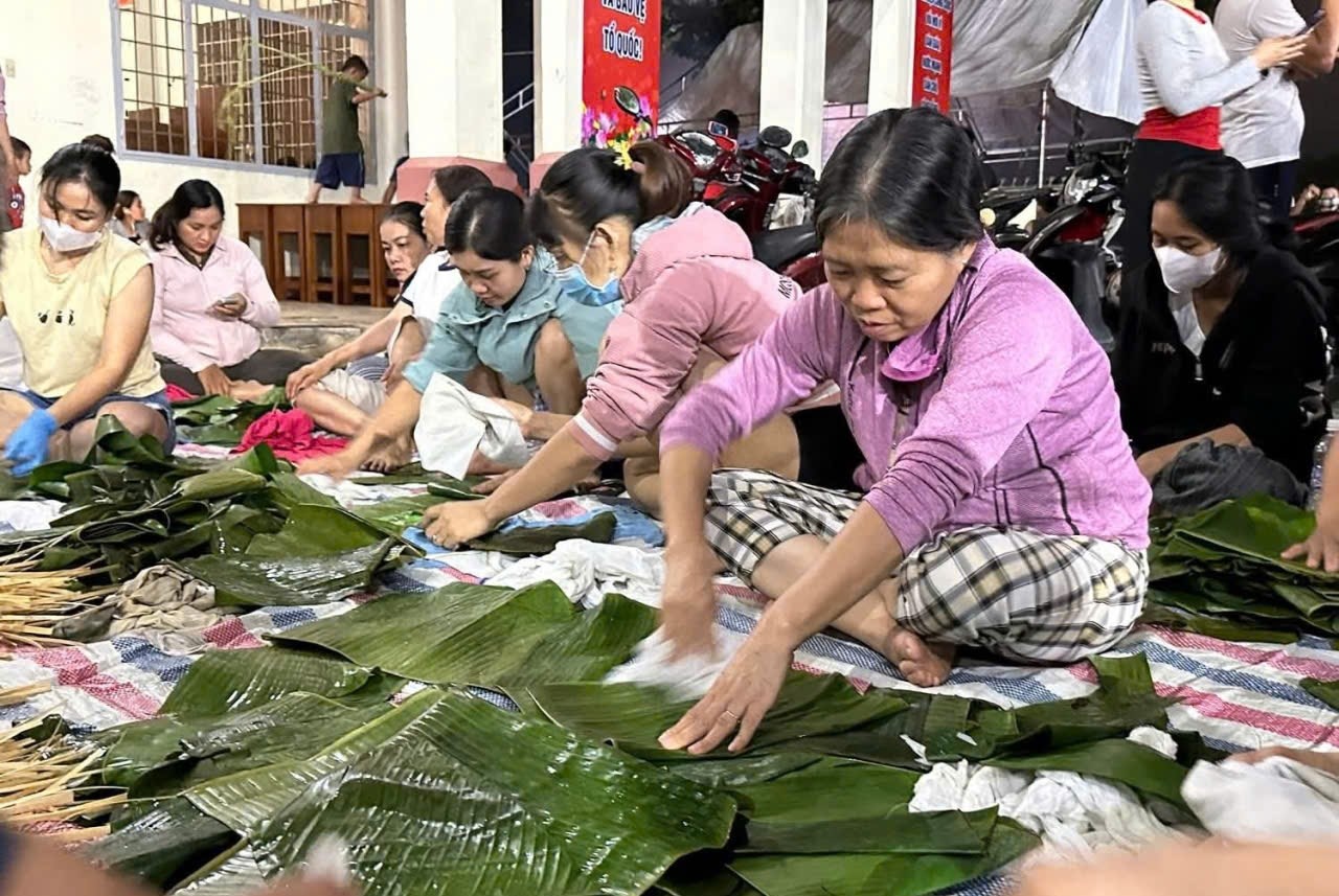 Nhân dân phường Trấn Biên, tỉnh Đồng Nai gói bánh tét gửi về cho bà con vùng lũ