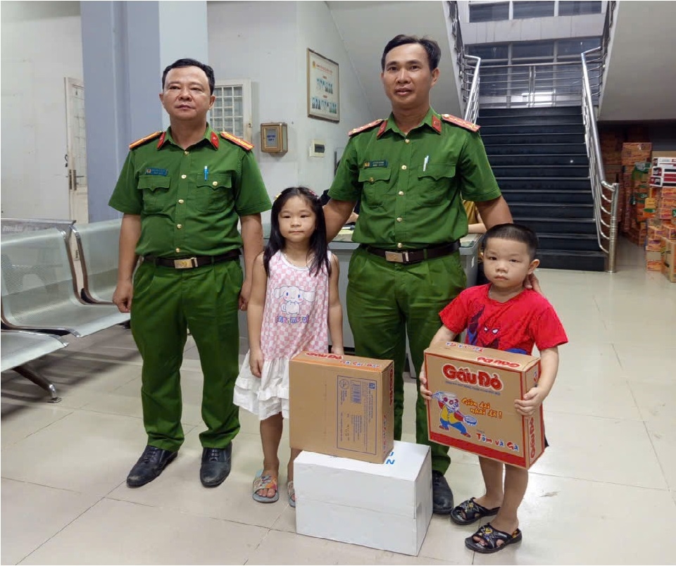 Công an phường Trấn Biên, tỉnh Đồng Nai tiếp nhận hàng hóa do người dân, trong đó có cả các em nhỏ quyên góp mang đến ủng hộ người dân vùng lũ. 