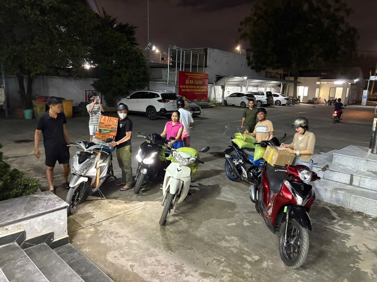 Nhân dân, phường Long Hưng, tỉnh Đồng Nai mang các loại hàng hóa, nhu yếu phẩm đến điểm tập kết hỗ trợ bà con miền Trung - Tây Nguyên khắc phục hậu quả thiên tai.