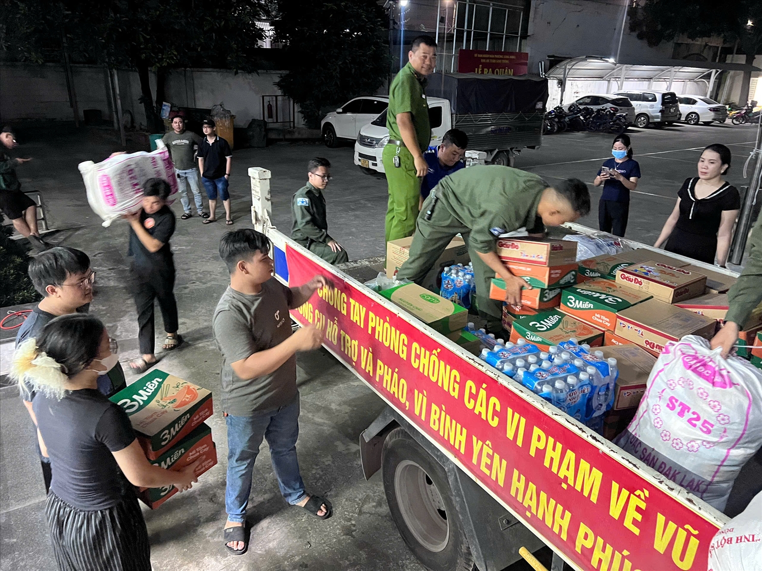 Nhân dân, phường Long Hưng, tỉnh Đồng Nai mang các loại hàng hóa, nhu yếu phẩm đến điểm tập kết hỗ trợ bà con miền Trung - Tây Nguyên khắc phục hậu quả thiên tai