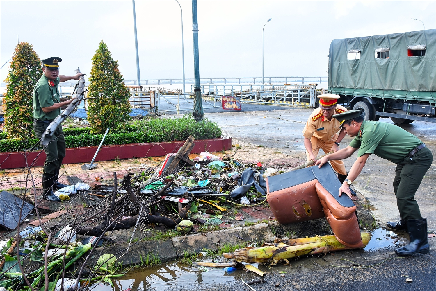 Cán bộ, chiến sĩ Công an và các lực lượng của Đoàn công tác Công an Đồng Nai khắc phục hậu quả thiên tai, lũ lụt tại phường Tuy Hòa và vùng lân cận, tỉnh Đắk Lắk.