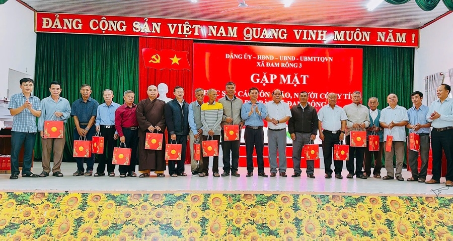 Ở nhiều buôn làng vùng sâu Lâm Đồng, sự chuyển mình mạnh mẽ trong phát triển kinh tế có phần đóng góp tích cực của những Người có uy tín. Trong ảnh: Đảng ủy, UBND xã Đam Rông 3 tặng quà động viên các chức sắc tôn giáo và người có uy tín tại địa phương