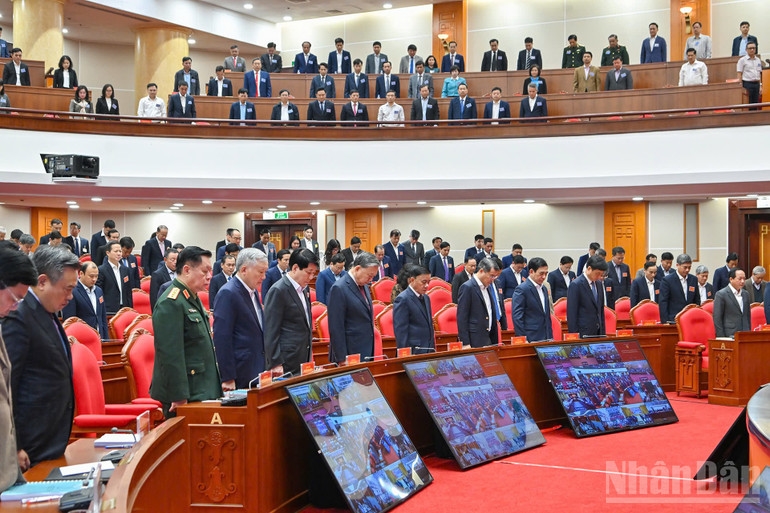 Hội nghị dành phút mặc niệm đồng bào bị thiệt mạng bởi thiên tai. (Ảnh: Thủy Nguyên)