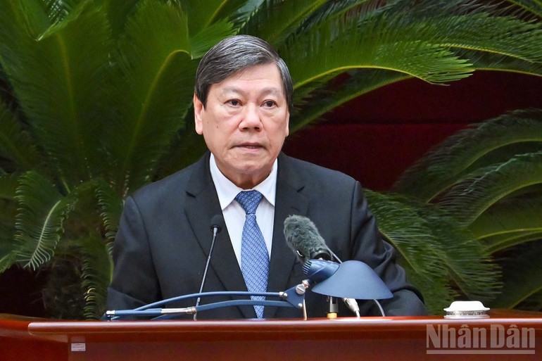 Đồng chí Trần Văn Rón trình bày báo cáo tổng kết tại hội nghị. (Ảnh: Thủy Nguyên) 