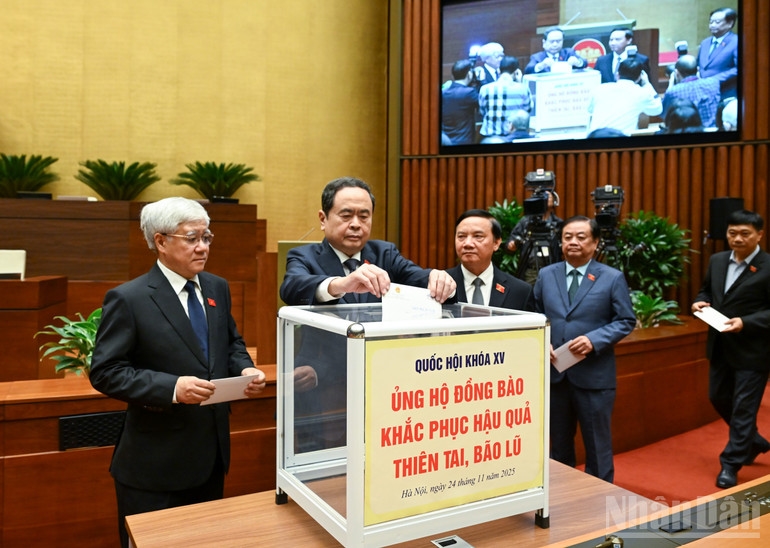 Chủ tịch Quốc hội Trần Thanh Mẫn và các đồng chí Phó Chủ tịch Quốc hội quyên góp ủng hộ đồng bào khắc phục hậu quả thiên tai, bão lũ. (Ảnh: DUY LINH) 