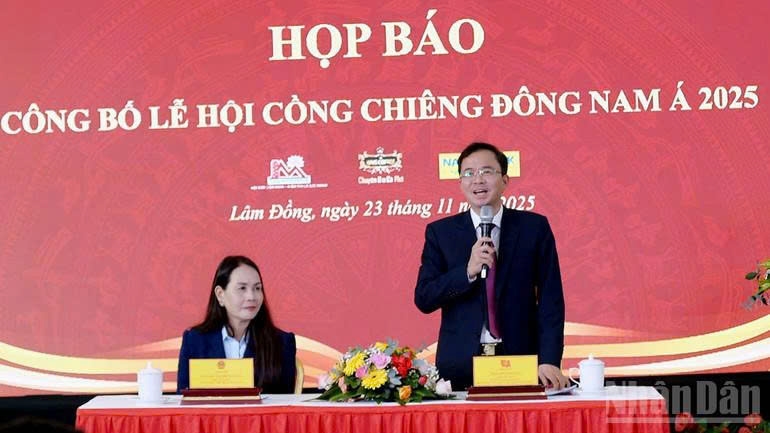 Giám đốc Sở Văn hóa, Thể thao và Du lịch tỉnh Lâm Đồng Nguyễn Văn Lộc phát biểu tại buổi họp báo. Ảnh: Báo Nhân Dân