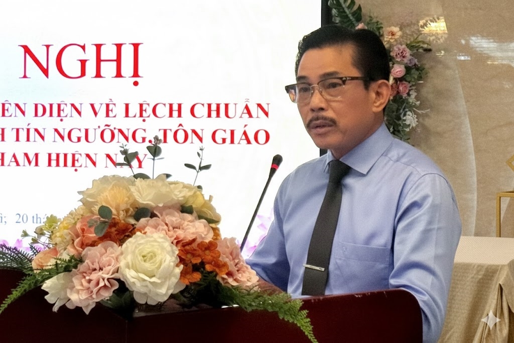 Ông Lê Công Bình, Tổng Biên tập Tạp chí Nghiên cứu Dân tộc và Tôn giáo phát biểu tại Hội nghị tuyên truyền nhận diện về lệch chuẩn trong hoạt động tín ngưỡng, tôn giáo ở Việt Nam hiện nay, do Tạp chí Nghiên cứu Dân tộc và Tôn giáo phối hợp với Sở Dân tộc và Tôn giáo tỉnh Lâm Đồng tổ chức ngày 20/11/2025.