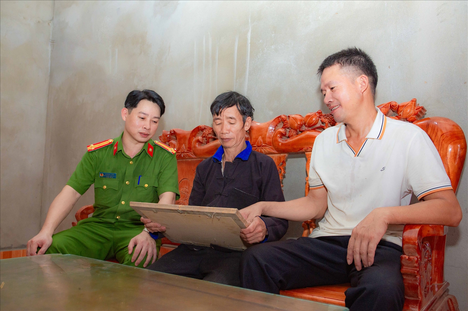 Ông Lò Thìn Sáng (người ở giữa), người có uy tín thôn Nà Ván, xã Yên Minh cùng Trưởng thôn và cán bộ Công an xã Yên Minh trao đổi về phương pháp tuyên truyền, phổ biến pháp luật cho người dân địa phương.