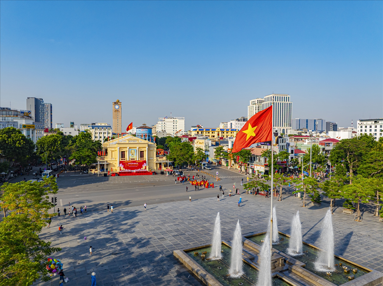 Quang cảnh lễ diễu hành áo dài tại thành phố Hải Phòng, nơi sự kiện diễn ra sôi nổi, thu hút sự chú ý của người dân và du khách.