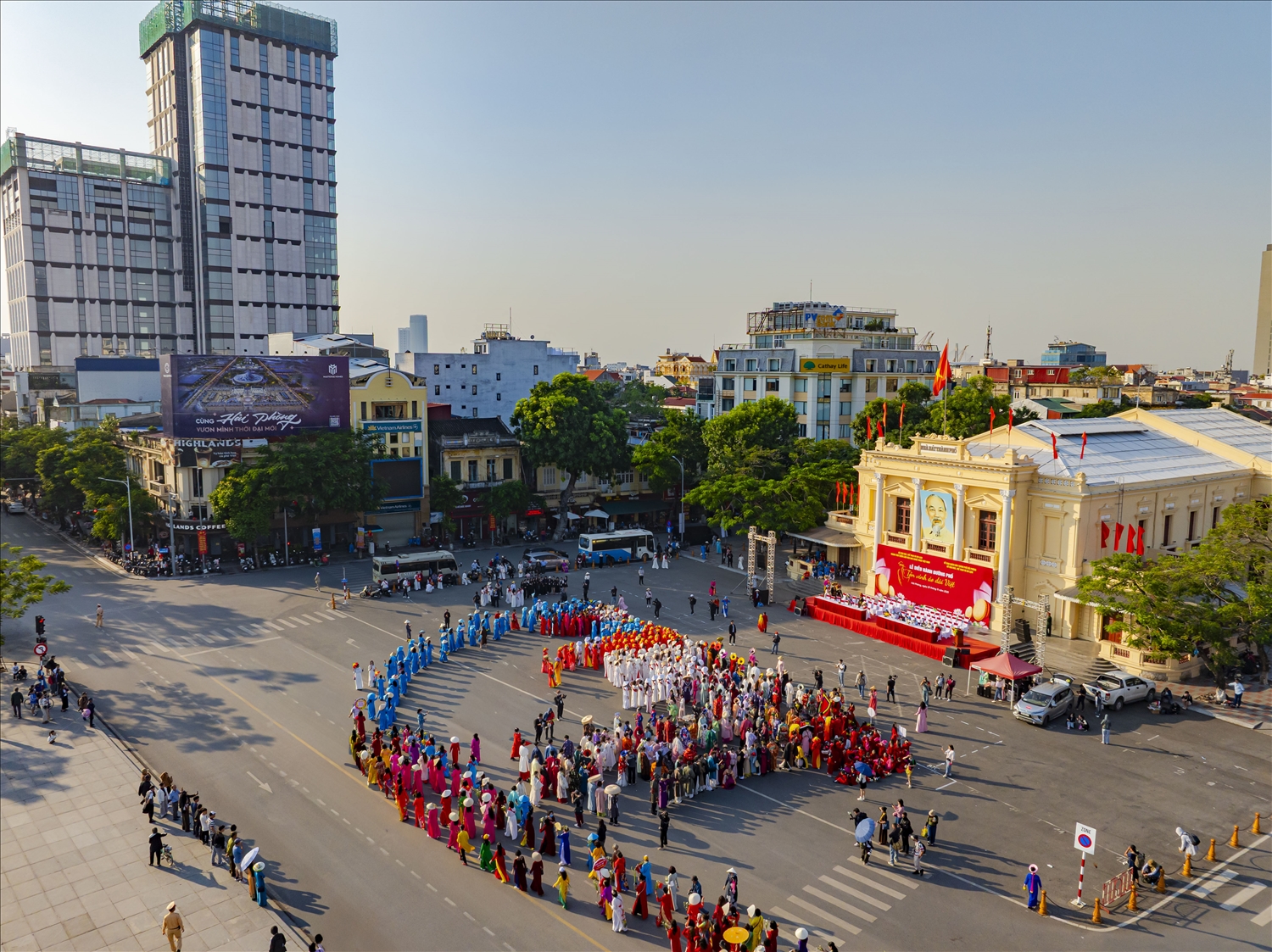 Đoàn diễu hành áo dài tại Nhà hát Thành phố Hải Phòng