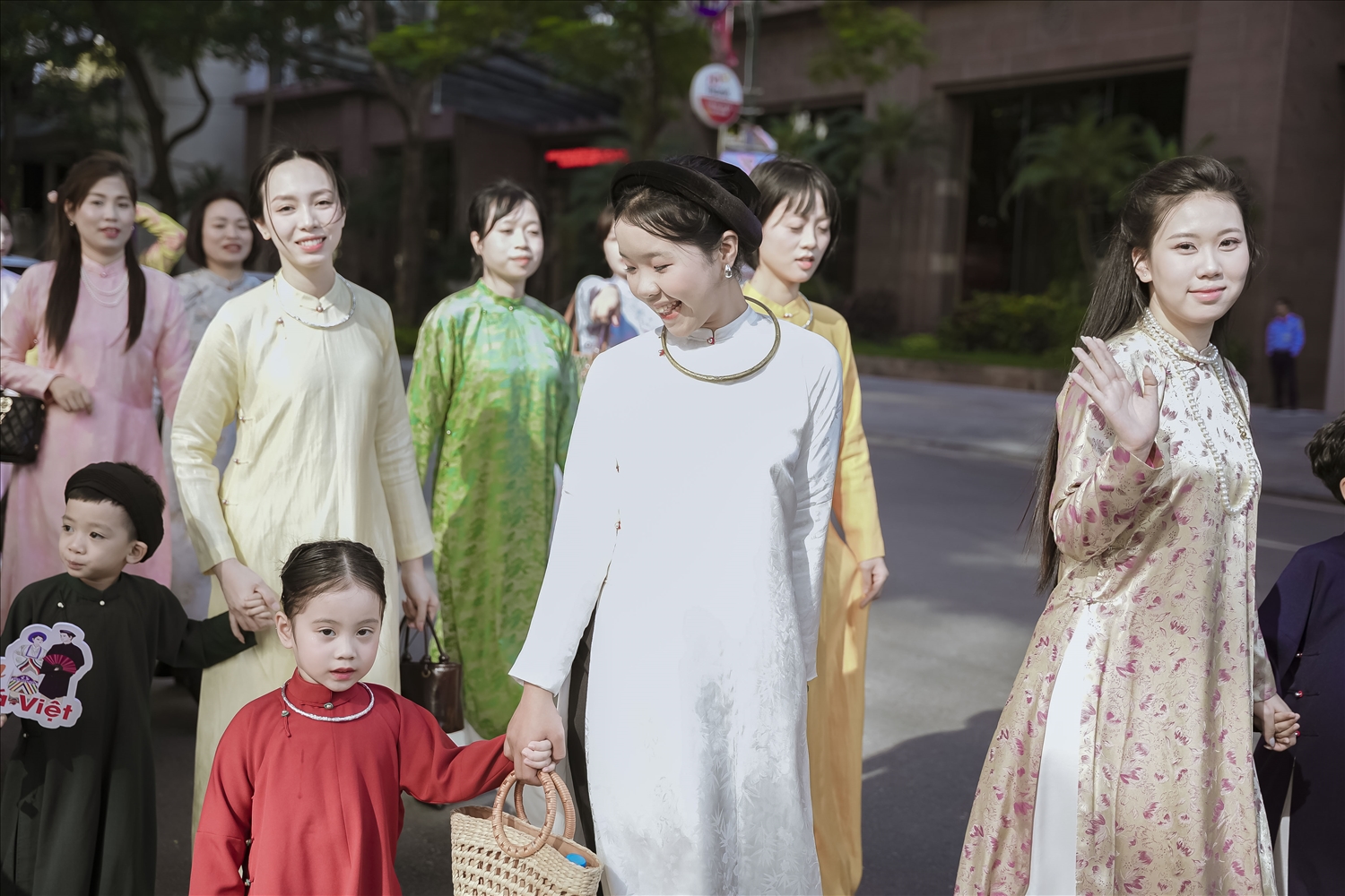 Lễ diễu hành áo dài Việt thu hút đông đảo giới trẻ tham gia, khẳng định áo dài vẫn giữ nguyên sức sống và trở thành trang phục đại chúng.