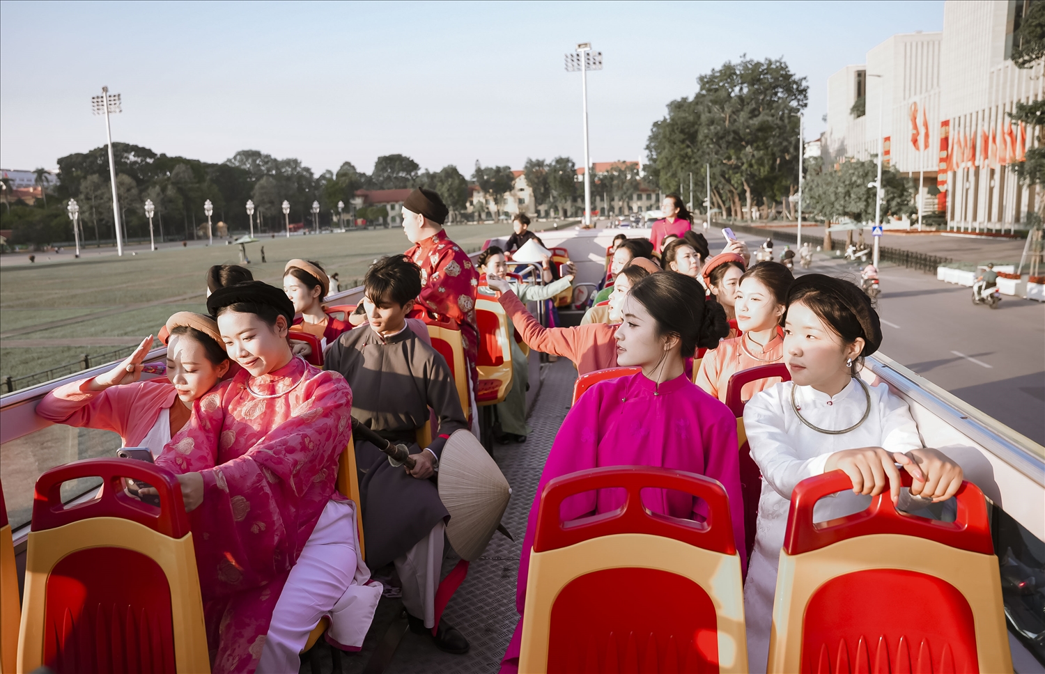 Đoàn diễu hành di chuyển trên xe đến các khu di tích, kết nối trang phục truyền thống với các không gian văn hóa lịch sử quan trọng