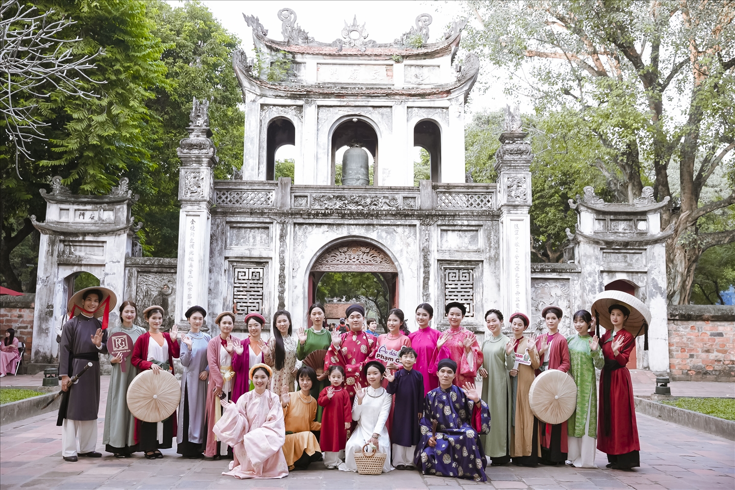 Đoàn diễu hành chụp ảnh lưu niệm tại Văn miếu Quốc Tử Giám