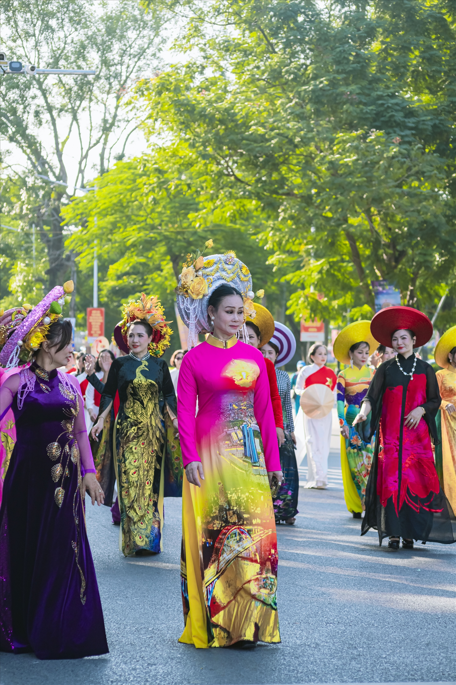 Hàng trăm tà áo dài rực rỡ, mang nhiều sắc màu và họa tiết khác nhau, hội tụ từ mọi miền tổ quốc, tạo nên bức tranh văn hóa đa dạng.