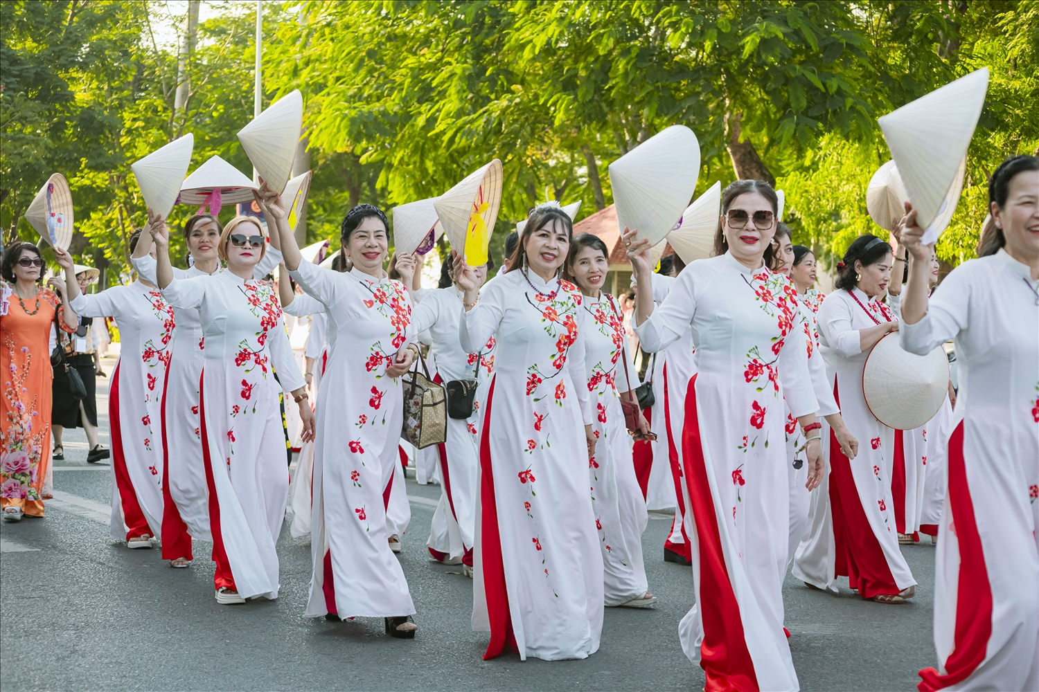 Đông đảo quần chúng nhân dân đăng ký và nhiệt tình tham gia diễu hành, biến sự kiện Tôn vinh áo dài thành một ngày hội lớn của cộng đồng.