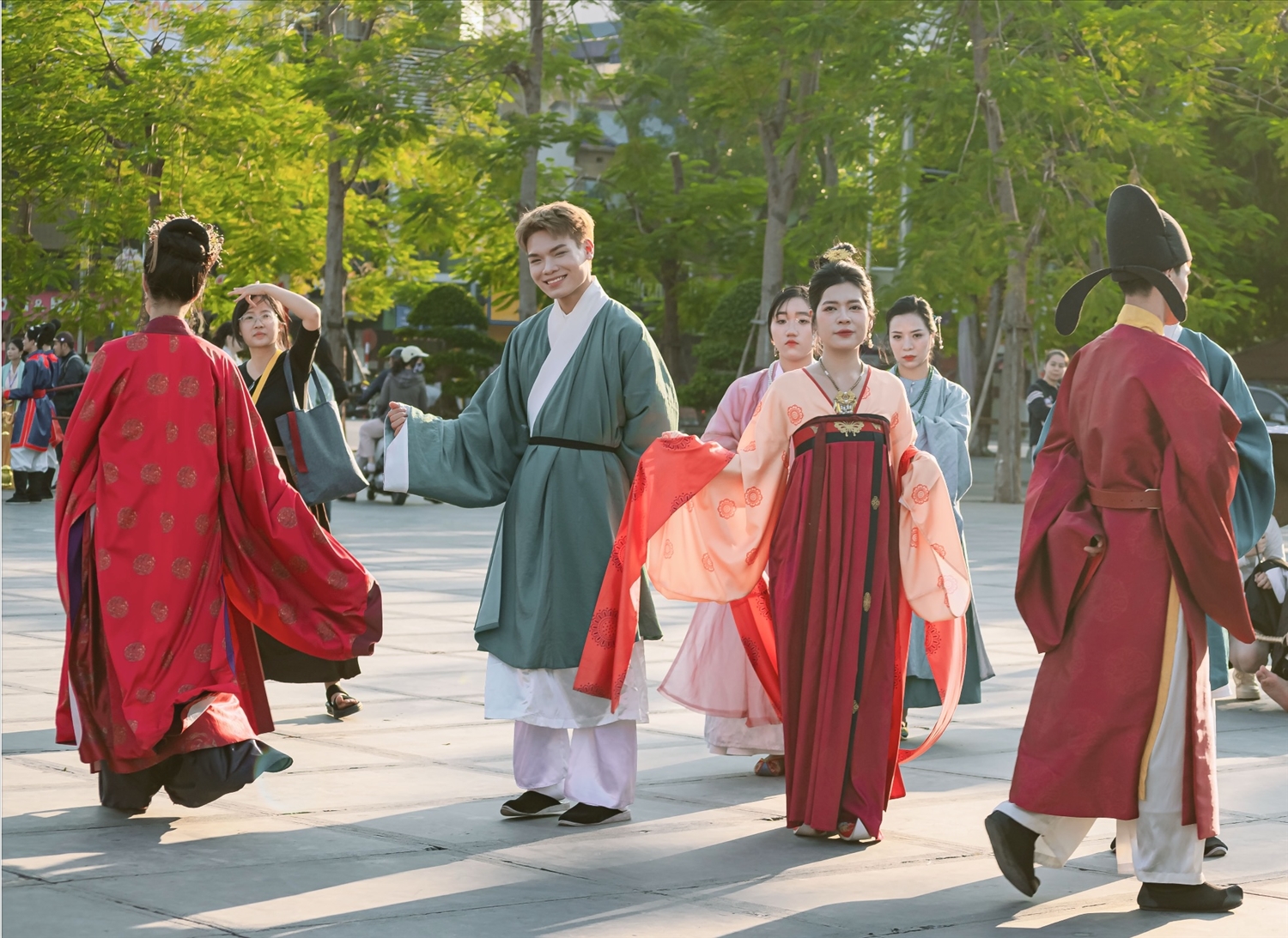 Giới trẻ đặc biệt thích thú và tự tin khoác lên mình những bộ áo dài cổ phục, thể hiện tình yêu với giá trị truyền thống.