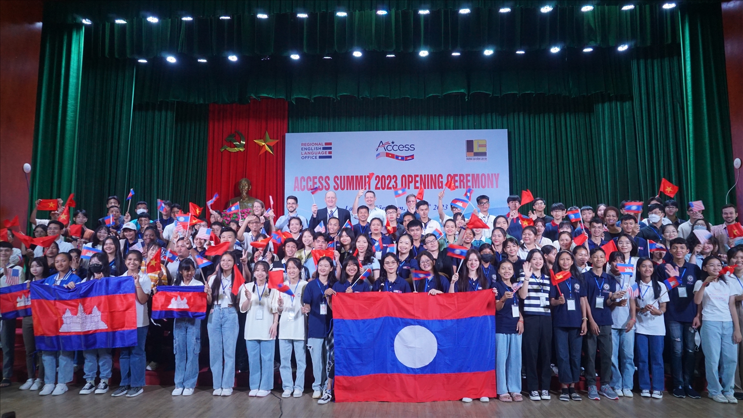 Trường Cao đẳng Lào Cai phối hợp với Văn phòng Tiếng Anh Khu vực của Đại Sứ Quán Hoa Kỳ tại Hà Nội tổ chức Trại hè Tiếng Anh Access dành cho các em học sinh các trường THCS, THPT trên địa bàn phường Lào Cai, phường Cam Đường và sinh viên Trường Cao đẳng Lào Cai có đam mê học tiếng Anh. Ảnh: Trọng Bảo