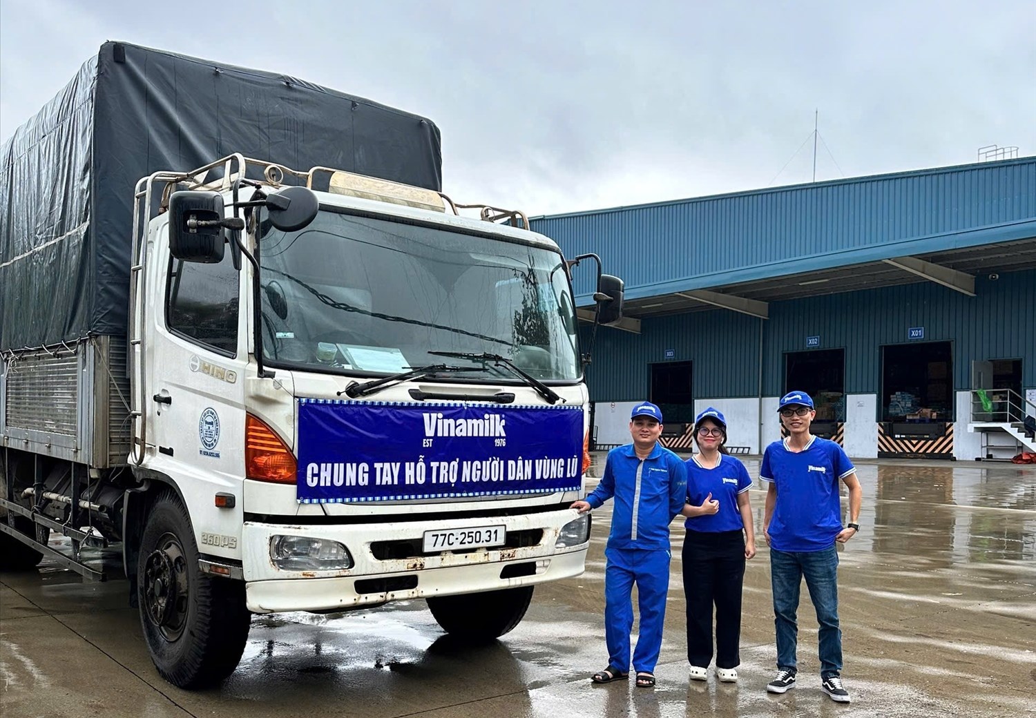 Những chuyến xe dinh dưỡng của Vinamilk sẵn sàng xuất phát xuyên đêm đến với bà con vùng lũ - Ảnh: Vi Nam