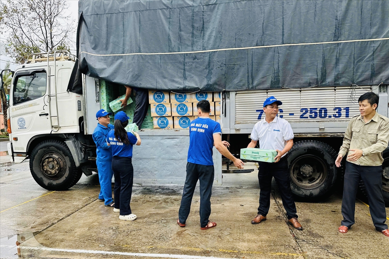 Hàng trăm nghìn sản phẩm Vinamilk được trao tặng cùng nhiều yêu thương và mong muốn đồng bào vùng lũ sớm phục hồi hậu thiên tai - Ảnh: Vi Nam