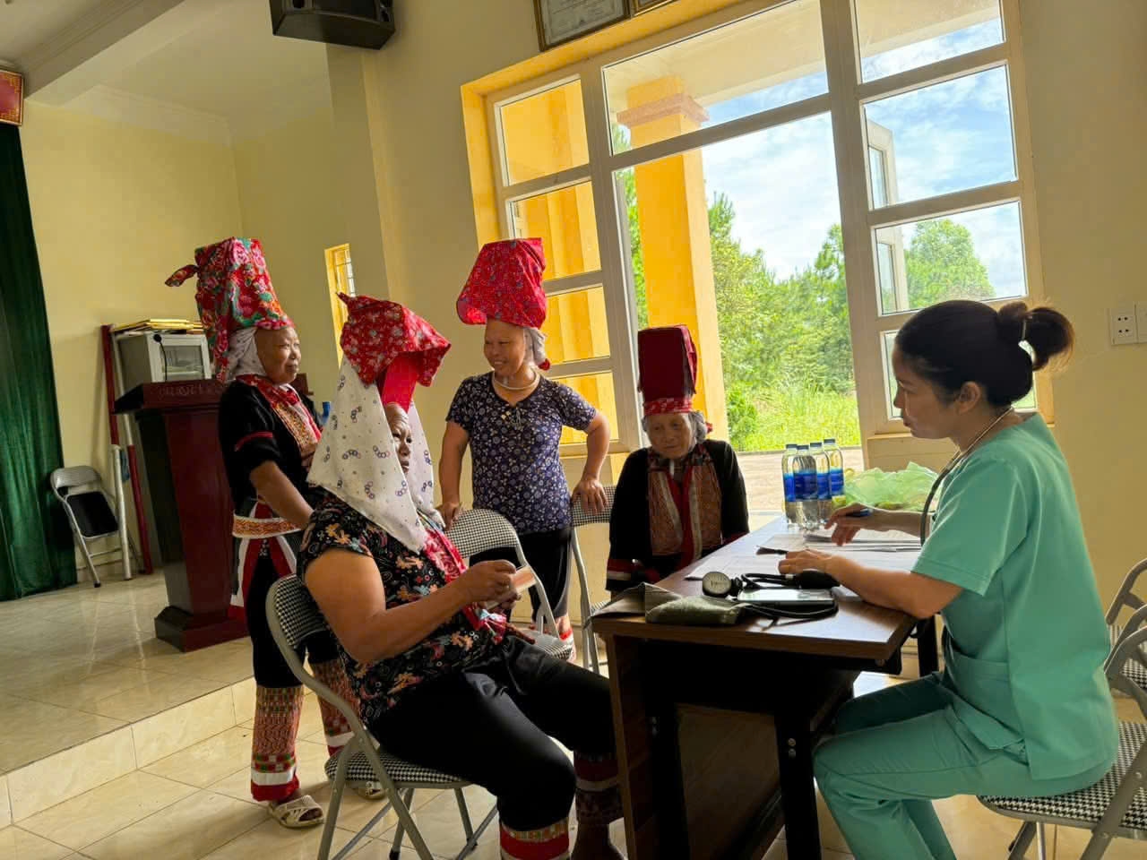 Người dân khám sức khỏe ban đầu tại Trạm Y tế xã Hoành Mô. Ảnh: Mỹ Dung