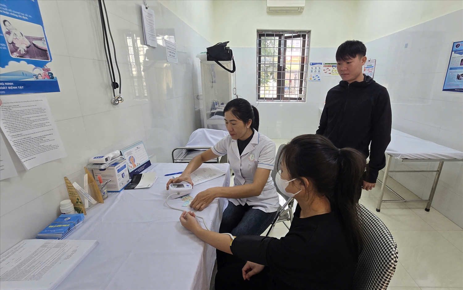 Song song với tổ chức bộ máy, tỉnh Quảng Ninh đặt mục tiêu mỗi trạm y tế phải có 4 đến 5 bác sĩ. Ảnh: Mỹ Dung