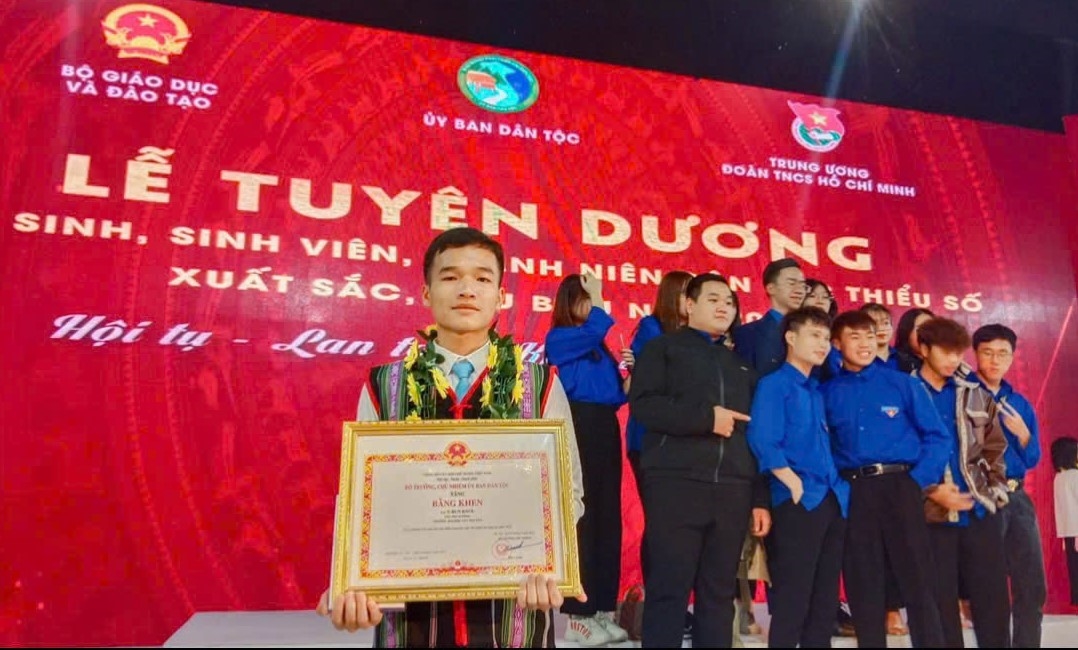 Em Y Run Knul tại Lễ tuyên dương học sinh, sinh viên, thanh niên DTTS xuất sắc, tiêu biểu năm 2022.