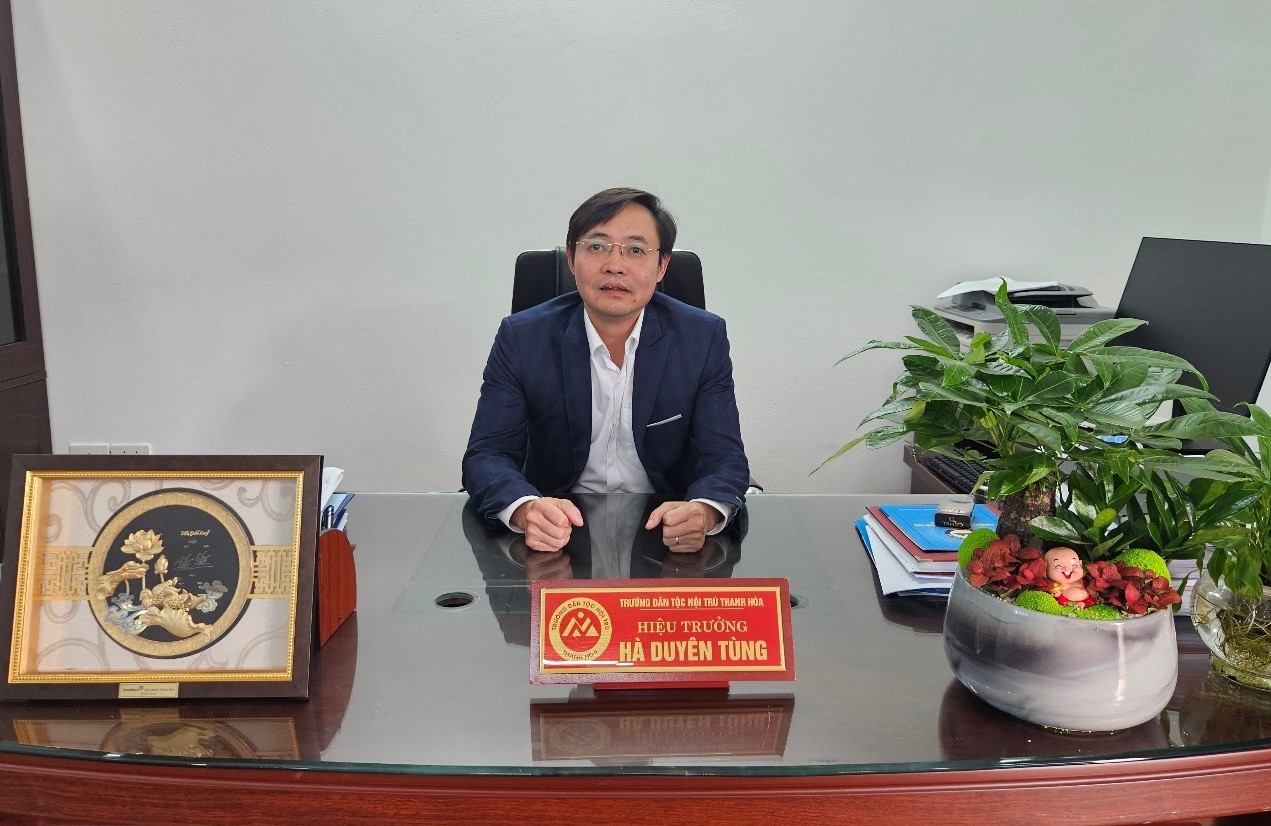 Thầy Hà Duyên Tùng, Hiệu trưởng Trường THPT Dân tộc nội trú Thanh Hóa, chia sẻ niềm tự hào về cựu học sinh Lê Thị Tuyết Nhung. 