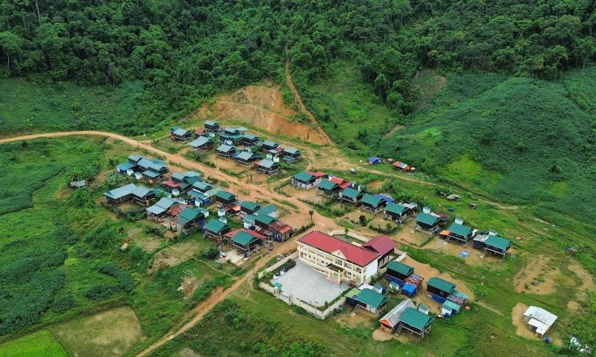 Sau trận lũ lịch sử năm 2020, khu tái định cư bản Sắt đã được xây dựng kiên cố. Tuy nhiên công trình thủy lợi phục vụ sản xuất lúa nước vẫn là “nút thắt” chưa được tháo gỡ (Ảnh: P.T)