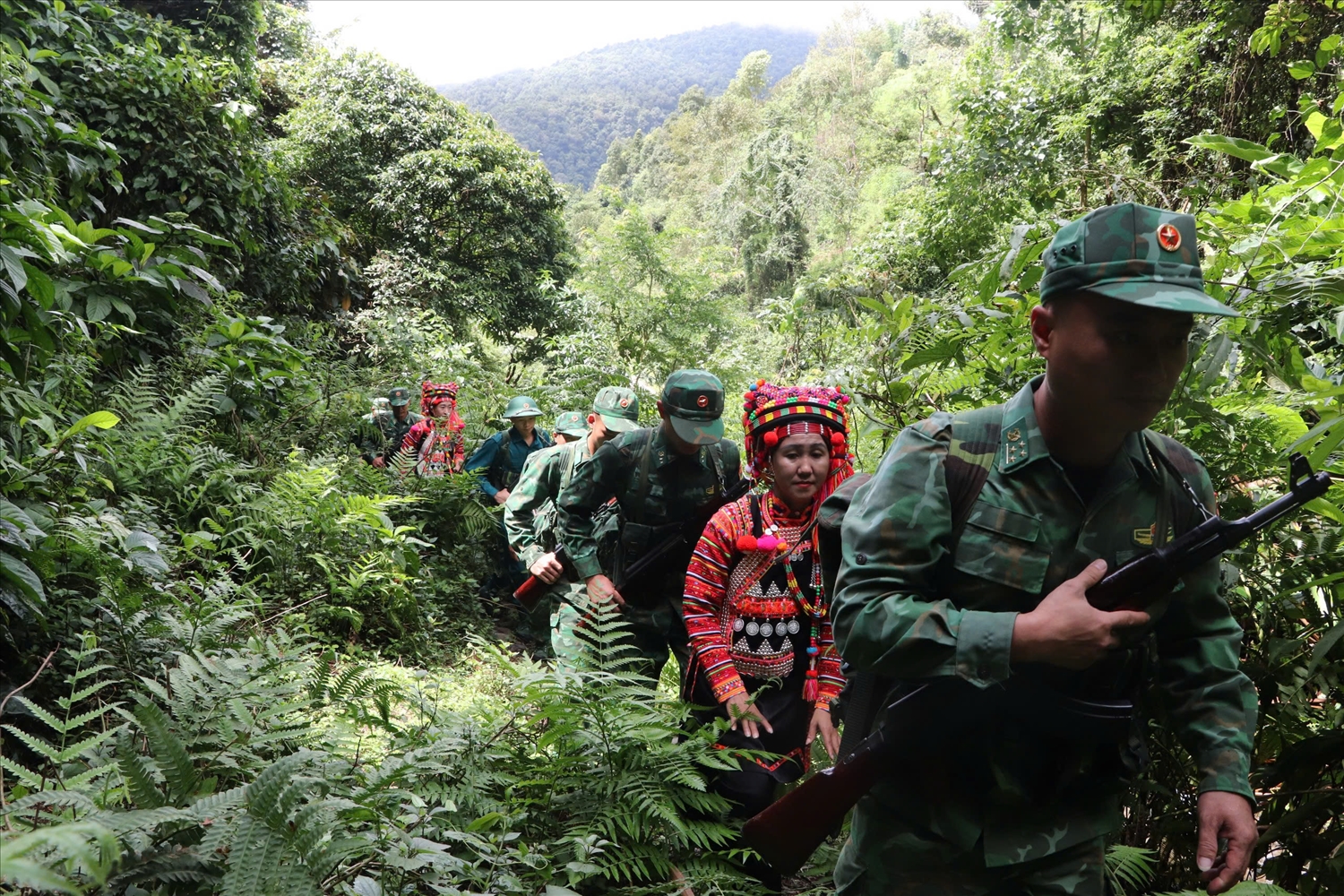 Người dân xã Ka Lăng tham gia tuần tra biên giới cùng cán bộ, chiến sĩ Đồn Biên phòng Ka Lăng.