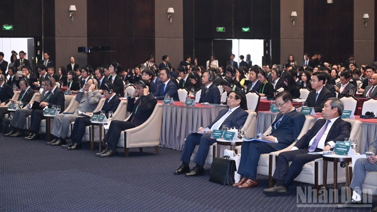 Thủ tướng Phạm Minh Chính và các đồng chí lãnh đạo, đại biểu tham dự Diễn đàn Hợp tác địa phương Việt-Nhật. (Ảnh: TRẦN HẢI)