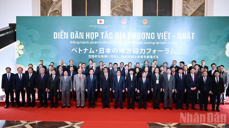 Thủ tướng Phạm Minh Chính với các đại biểu Nhật Bản tham dự Diễn đàn. (Ảnh: TRẦN HẢI)